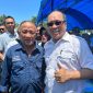 Calon Gubernur Sultra, H. Ruksamin Berpose Bersama Warga Poasia pada Kampanye Dialogis tatap muka di Poasia, Minggu (13/10/2024).