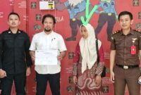 Guru Supriyani, S.Pd (Jilbab Putih) di Kejaksaan Negeri Andoolo.