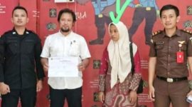 Guru Supriyani, S.Pd (Jilbab Putih) di Kejaksaan Negeri Andoolo.