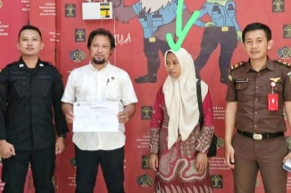 Guru Supriyani, S.Pd (Jilbab Putih) di Kejaksaan Negeri Andoolo.