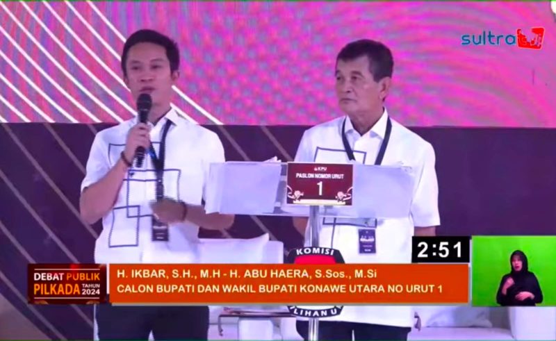 Pasangan Calon Bupati dan Wakil Bupati Konawe Utara, Nomor Urut Satu, Ikbar-Abuhaera pada Debat Publik Pemilihan Tahun 2024, di Gor Konasara, Sabtu malam (26/10/2024).
