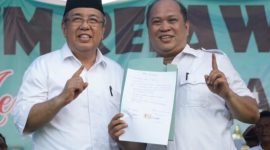 Dr. Ir. H. Asrun, M.Eng., M.Sc, bersama H. Ruksamin Calon Gubernur Sultra nomor urut Satu di kampanye dialogis Harus Selaras di Punggolaka. Minggu (13/10/2024).