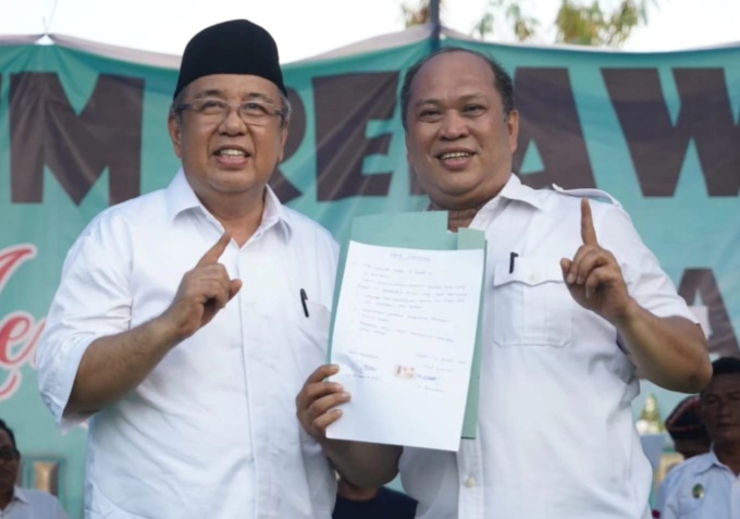 Dr. Ir. H. Asrun, M.Eng., M.Sc, bersama H. Ruksamin Calon Gubernur Sultra nomor urut Satu di kampanye dialogis Harus Selaras di Punggolaka. Minggu (13/10/2024).