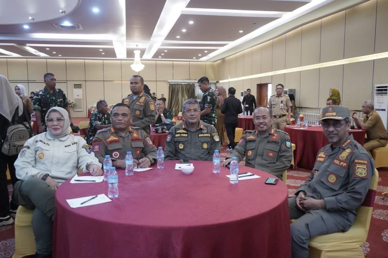 Drs. La Ode Saifuddin, M.Si, hadiri Rapat Koordinasi Forum Koordinasi Pimpinan Daerah (Forkopimda) Sulawesi Tenggara, yang diselenggarakan di Hotel Zahra, Kendari, Senin (04/11/2024).
