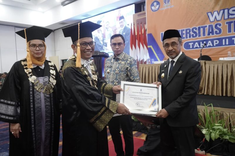 Drs. La Ode Saifuddin, M.Si, hadiri Wisuda Tahap II Tahun 2024 Universitas Terbuka (UT) Kendari pada Kamis, 31 Oktober 2024.