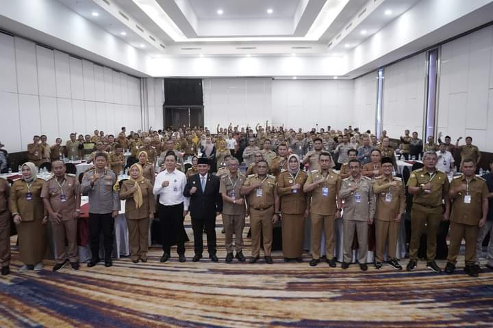 Drs. La Ode Saifuddin, M.Si, mengikuti Rapat Koordinasi Pengawasan Daerah (Rakorwasda) Tahun 2024 di Hotel Claro Kendari pada Selasa (11/11/2024).