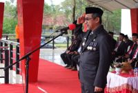 Pjs Bupati Konawe Utara, Drs. La Ode Saifuddin, M.Si, pimpin upacara hari pahlawan di Lapangan Upacara Kantor Bupati Konut, Senin (11/11/2024).