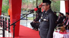 Pjs Bupati Konawe Utara, Drs. La Ode Saifuddin, M.Si, pimpin upacara hari pahlawan di Lapangan Upacara Kantor Bupati Konut, Senin (11/11/2024).