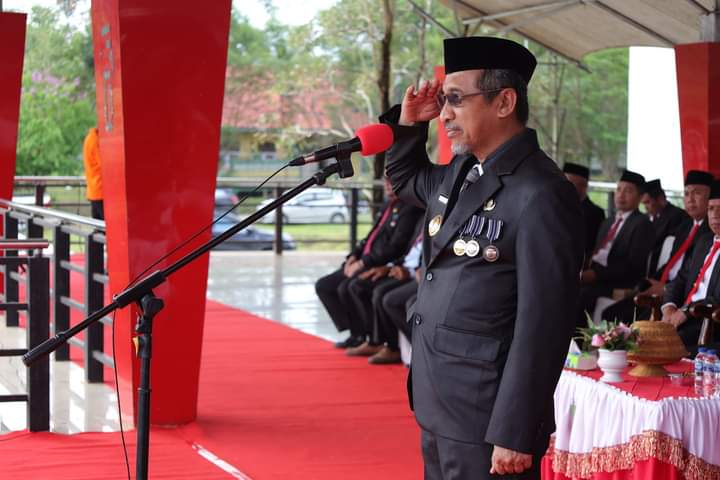 Pjs Bupati Konawe Utara, Drs. La Ode Saifuddin, M.Si, pimpin upacara hari pahlawan di Lapangan Upacara Kantor Bupati Konut, Senin (11/11/2024).