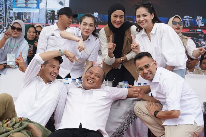 Pasangan Ruksamin-Sjafei bersama Raffi Ahmad dan Nagita Slavina serta bintang lainnya pada acara Pesta Sultra Bersatu dihadiri seluruh pendukung dan simpatisan bertempat di Eks MTQ Kota Kendari, Kamis, (21/11/2024).