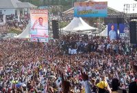 Puluhan ribu pendukung 