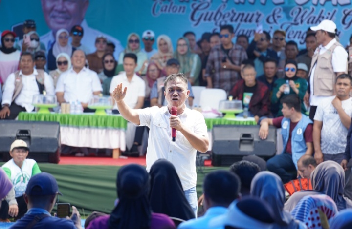 Ketua DPC PBB Konut, Herman Sewani menyampaikan orasi politiknya mengajak masyarakat konut memilih putra terbaik konut pada kampanye dialogis Harus Selaras di lapangan Desa Belalo, Kecamatan Lasolo. Rabu, (20/11/2024).
