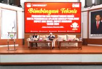 Ketua KPU Bombana, Hasdin Nompo (Kiri) dan Komisioner KPU Bombana Desy Arisandi