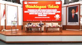 Ketua KPU Bombana, Hasdin Nompo (Kiri) dan Komisioner KPU Bombana Desy Arisandi