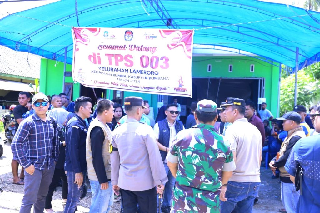 Ketua KPU Bombana saat memantau jalannya Pemungutan Suara di TPS