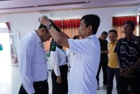 Wabup Konut, H. Abuhaera menyematkan peserta Orientasi Pegawai Pemerintah dengan Perjanjian Kerja untuk tenaga kesehatan formasi tahun 2023. 