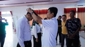 Wabup Konut, H. Abuhaera menyematkan peserta Orientasi Pegawai Pemerintah dengan Perjanjian Kerja untuk tenaga kesehatan formasi tahun 2023. 