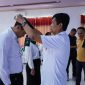 Wabup Konut, H. Abuhaera menyematkan peserta Orientasi Pegawai Pemerintah dengan Perjanjian Kerja untuk tenaga kesehatan formasi tahun 2023. 