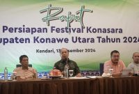 H. Ruksamin memimpin rapat persiapan Festival Konasara yang akan diselenggarakan dalam rangka menyambut Hari Ulang Tahun (HUT) ke-18 Kabupaten Konawe Utara.