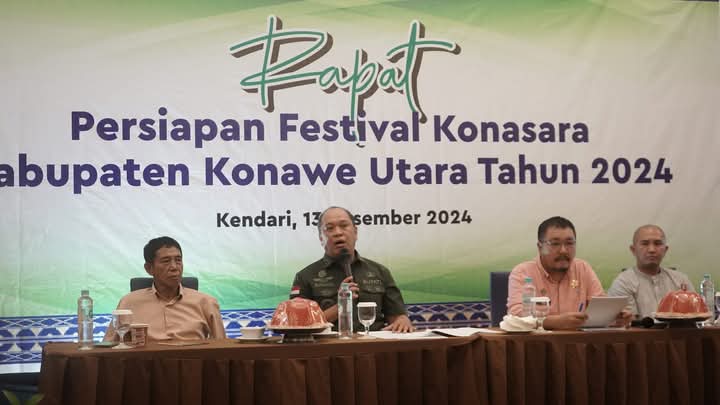 H. Ruksamin memimpin rapat persiapan Festival Konasara yang akan diselenggarakan dalam rangka menyambut Hari Ulang Tahun (HUT) ke-18 Kabupaten Konawe Utara.
