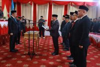 Dr. Ir. H. Ruksamin, ST., M. Si., IPU, Asean Eng, melantik dan mengambil sumpah jabatan tujuh PPT Pratama Eselon IIb di lingkungan Pemerintah Kabupaten Konawe Utara. Jumat, (24/01/2025). Doc: Isra/KR.