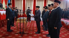 Dr. Ir. H. Ruksamin, ST., M. Si., IPU, Asean Eng, melantik dan mengambil sumpah jabatan tujuh PPT Pratama Eselon IIb di lingkungan Pemerintah Kabupaten Konawe Utara. Jumat, (24/01/2025). Doc: Isra/KR.