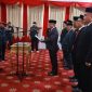 Dr. Ir. H. Ruksamin, ST., M. Si., IPU, Asean Eng, melantik dan mengambil sumpah jabatan tujuh PPT Pratama Eselon IIb di lingkungan Pemerintah Kabupaten Konawe Utara. Jumat, (24/01/2025). Doc: Isra/KR.