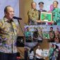 Bupati Konawe Utara, Ruksamin menyerahkan Cinderamata Kepada AKBP Priyo Utomo, dan menyambut AKBP Rico Fernando, pada Serah Terima Jabatan (Sertijab) Kapolres Konawe Utara (Konut) pada Kamis (9/1/2024).