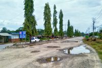 Jalan poros Jalur Dua Trans Sulawesi di Pasar Buah Rahabangga, Kecamatan Unaaha mengalami kerusakan parah hingga belasan tahun. Dok: Rul.