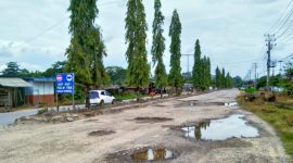 Jalan poros Jalur Dua Trans Sulawesi di Pasar Buah Rahabangga, Kecamatan Unaaha mengalami kerusakan parah hingga belasan tahun. Dok: Rul.