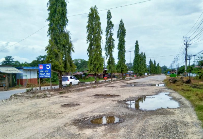 Jalan poros Jalur Dua Trans Sulawesi di Pasar Buah Rahabangga, Kecamatan Unaaha mengalami kerusakan parah hingga belasan tahun. Dok: Rul.