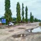 Jalan poros Jalur Dua Trans Sulawesi di Pasar Buah Rahabangga, Kecamatan Unaaha mengalami kerusakan parah hingga belasan tahun. Dok: Rul.