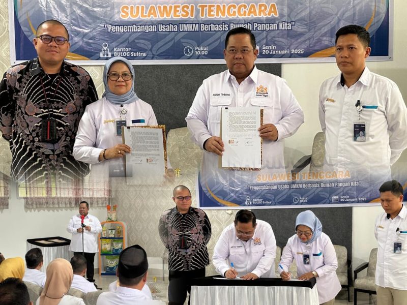 Ketua Kadin Sulawesi Tenggara (Sultra), Anton Timbang, dan Kepala Bulog Sultra, Sitti Mardati Saing, menandatangani nota kesepahaman (MoU) di kantor Bulog Sultra. Senin, (20/01/2025).
