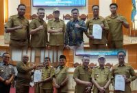 Didampingi Ketua DPRD Konawe Utara, H. Abuhaera secara resmi menerima penyerahan Naskah Akademik dan Draf Rancangan Peraturan Daerah di Kantor Gubernur Sultra, Senin, 20 Januari 2024.