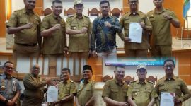 Didampingi Ketua DPRD Konawe Utara, H. Abuhaera secara resmi menerima penyerahan Naskah Akademik dan Draf Rancangan Peraturan Daerah di Kantor Gubernur Sultra, Senin, 20 Januari 2024.