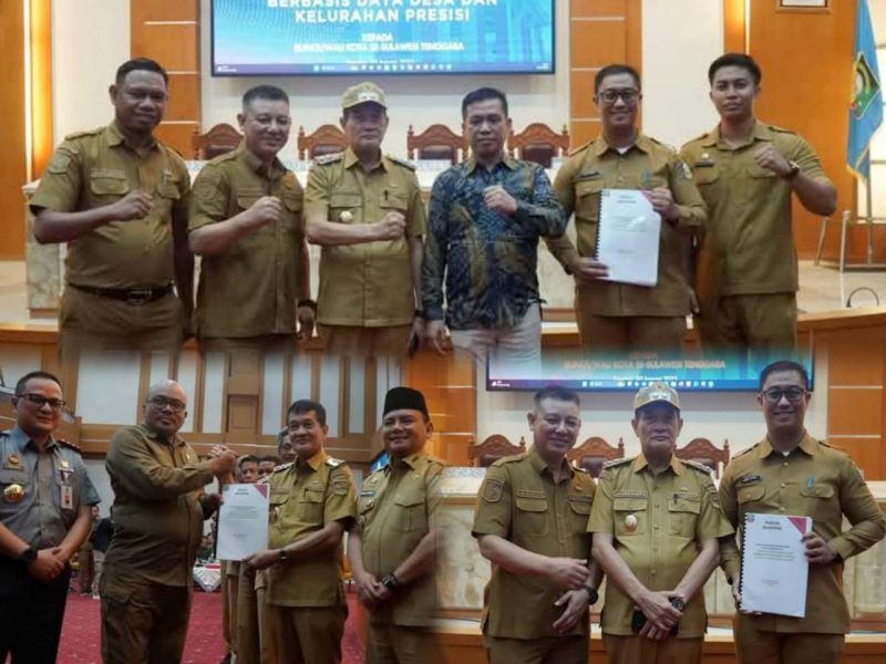 Didampingi Ketua DPRD Konawe Utara, H. Abuhaera secara resmi menerima penyerahan Naskah Akademik dan Draf Rancangan Peraturan Daerah di Kantor Gubernur Sultra, Senin, 20 Januari 2024.