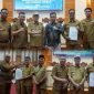 Didampingi Ketua DPRD Konawe Utara, H. Abuhaera secara resmi menerima penyerahan Naskah Akademik dan Draf Rancangan Peraturan Daerah di Kantor Gubernur Sultra, Senin, 20 Januari 2024.