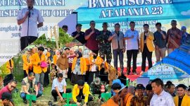 H. Abuhaera sambut Mahasiswa Fakultas Farmasi Universitas Halu Oleo (UHO) Kendari angkatan 2023, berlangsung di Lapangan Desa Taipa, Kecamatan Lembo, Kamis (23/1/2025).