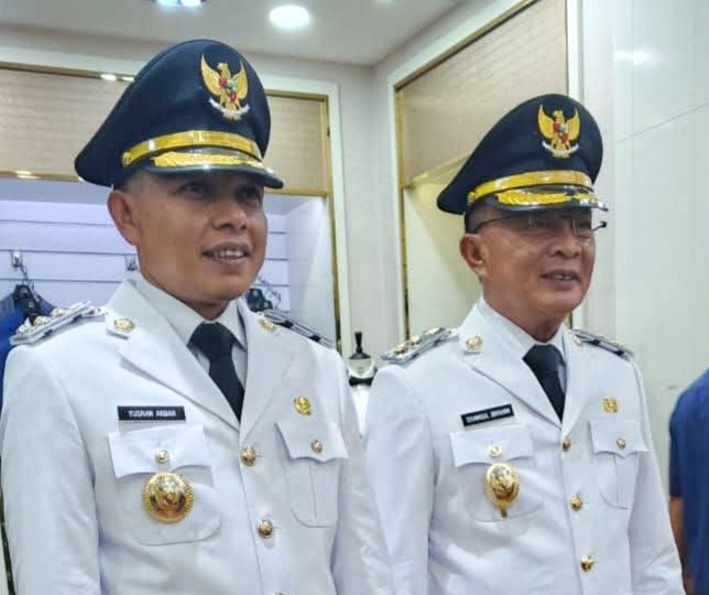Yusran Akbar dan Syamsul Ibrahim sebagai Bupati dan Wakil Bupati Konawe terpilih periode 2025-2030, saat melakukan sesi pengukuran baju jelang pelantikan pada 10 Februari 2025.