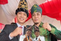 Bupati Konawe Utara terpilih Periode 2025-2023, H. Ikbar, S.H., M.H, Bersama Kepala Bidang (Kabid) Komunikasi Publik, Ardin Sito. A, S.Si., M.Si., (Kiri Batik Hijau) saat perayaan HUT Konut ke-18 Tahun.