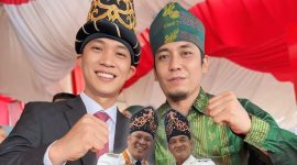 Bupati Konawe Utara terpilih Periode 2025-2023, H. Ikbar, S.H., M.H, Bersama Kepala Bidang (Kabid) Komunikasi Publik, Ardin Sito. A, S.Si., M.Si., (Kiri Batik Hijau) saat perayaan HUT Konut ke-18 Tahun.