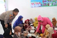 Pembagian makanan bergizi gratis kepada siswa TK Negeri Pertiwi, Kelurahan Saraea. Rabu, (17/01/2025).