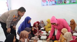 Pembagian makanan bergizi gratis kepada siswa TK Negeri Pertiwi, Kelurahan Saraea. Rabu, (17/01/2025).