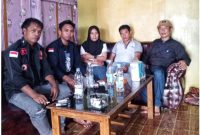 Ketua Tamalaki Wonua Ndoolaki (Tawon) Konsel, Iswan Safar bersama jajarannya berpose bersama korban teror pembakaran dua unit kendaraan roda dua, Darius bersama istrinya Sumeni. Jum'at, (31/01/2025).