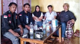 Ketua Tamalaki Wonua Ndoolaki (Tawon) Konsel, Iswan Safar bersama jajarannya berpose bersama korban teror pembakaran dua unit kendaraan roda dua, Darius bersama istrinya Sumeni. Jum'at, (31/01/2025).