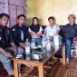 Ketua Tamalaki Wonua Ndoolaki (Tawon) Konsel, Iswan Safar bersama jajarannya berpose bersama korban teror pembakaran dua unit kendaraan roda dua, Darius bersama istrinya Sumeni. Jum'at, (31/01/2025).