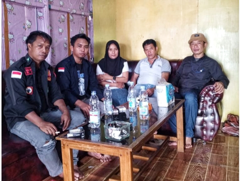 Ketua Tamalaki Wonua Ndoolaki (Tawon) Konsel, Iswan Safar bersama jajarannya berpose bersama korban teror pembakaran dua unit kendaraan roda dua, Darius bersama istrinya Sumeni. Jum'at, (31/01/2025).
