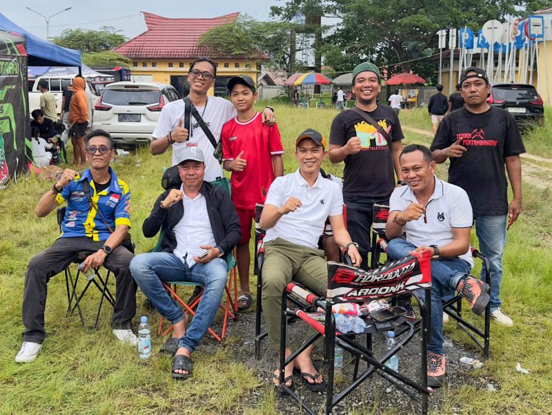 Bupati terpilih Konawe Utara, H. Ikbar, S.H., M.H., dalam ajang LAST LAP I CUP SEASON I 2025 memberikan semangat Tim balap 89 Konasara Racing Team dari Konawe Utara. Sirkuit Terminal Baruga. Kamis, (01/02/2025).