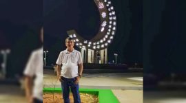 Wakil Bupati Konawe Utara, H. Abuhaera berpose di Bundaran Central Bisnis Distrik (CBD) Konasara sebagai ikon kebanggaan Kabupaten Konawe Utara (Konut).