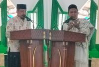 Sekda Konut, Dr. Safrudin, S.Pd., M.Pd, bersama Dr. KH. Danial, LC., M.Thi, memberikan sambutan dan khutba pada Isra' Mi'raj Nabi Muhammad SAW 1446 Hijriah di Masjid As-Salam, Senin, 3 Februari 2025.